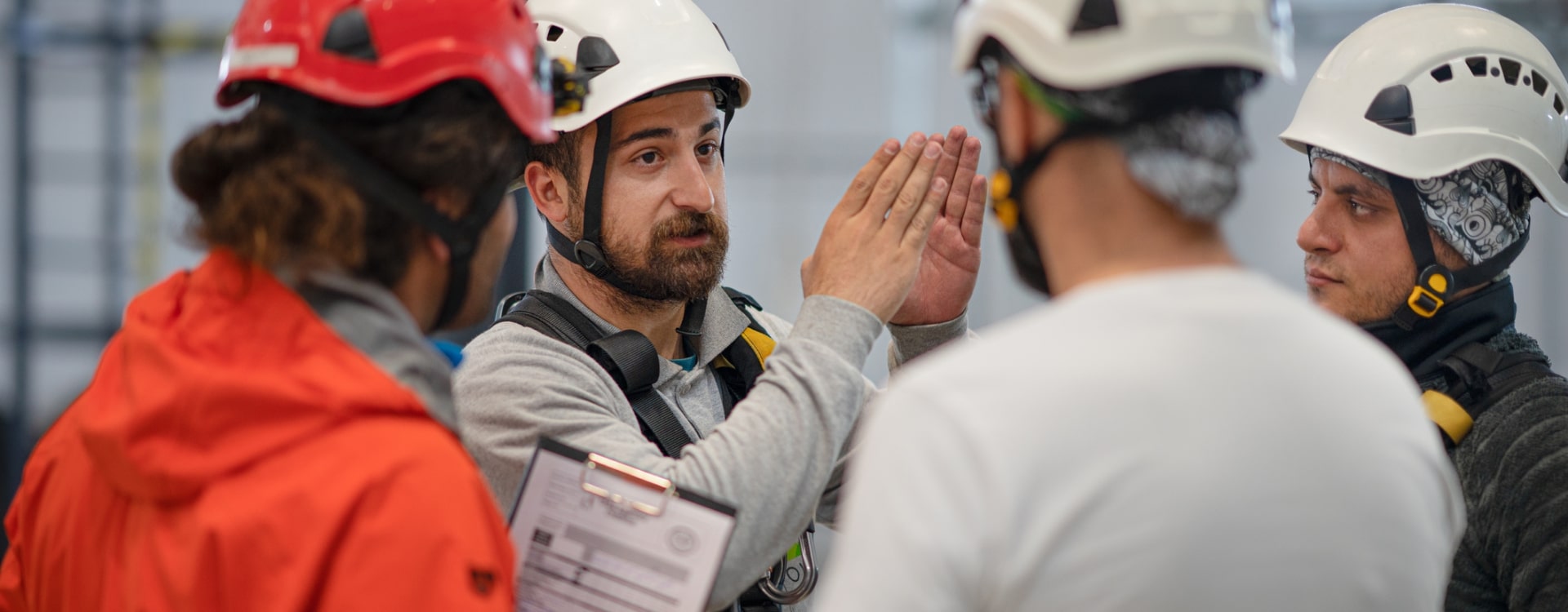 Osoby w kaskach ochronnych